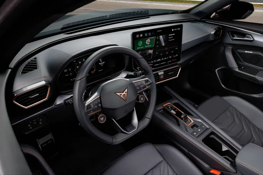 Intérieur moderne d'un Cupra Formentor avec écran tactile et volant multifonctions.
