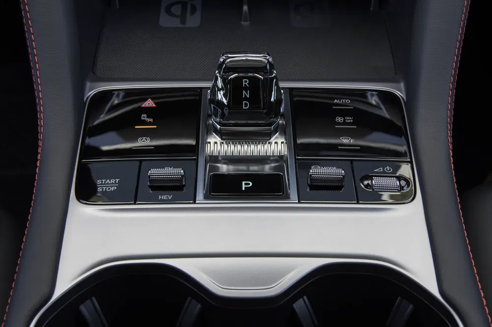 Console centrale Kia EV6 avec levier de vitesse moderne et boutons de contrôle élégants.