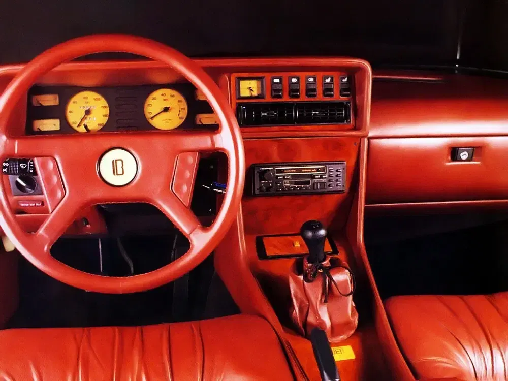 Retro interieur van een Bristol auto met roodlederen dashboard en vintage look.