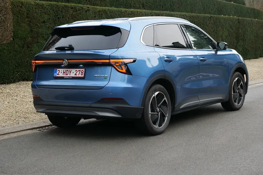 {"fr":"SUV MG bleu sur une route, design moderne avec feux arrière distinctifs.","nl":"Blauwe MG SUV op de weg, modern ontwerp met onderscheidende achterlichten."}