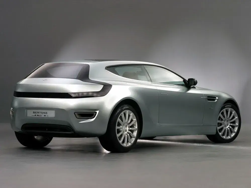 Conceptauto Bertone Jet 2 achterzijde, stijlvol ontwerp tegen grijze achtergrond.