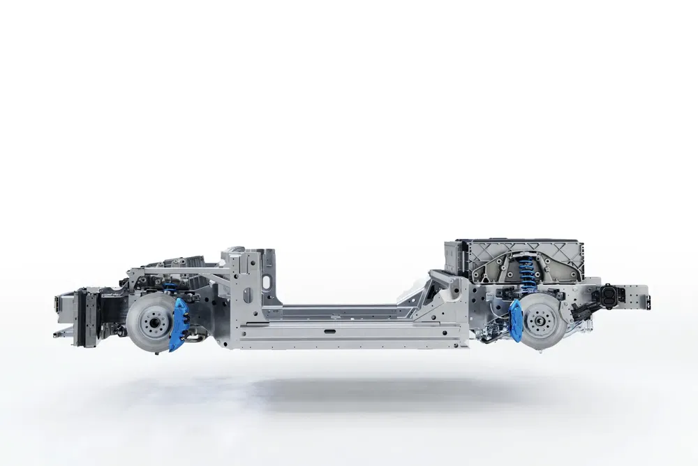 Châssis automobile électrique avec deux roues, composants visibles, système de suspension compacte.