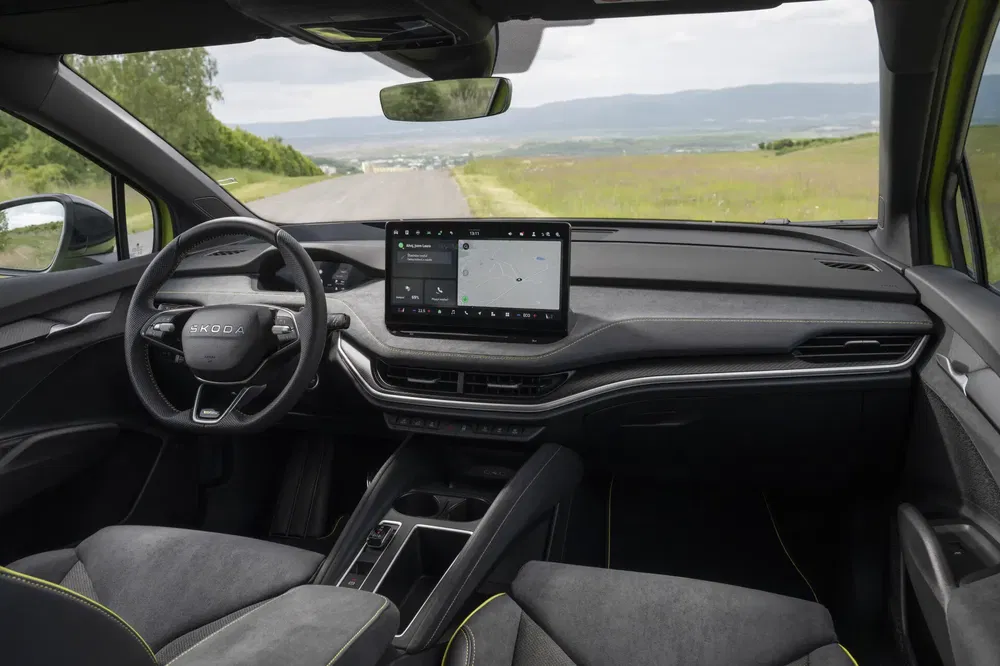Veelzijdig interieur van de Skoda Enyaq met modern dashboard en centraal touchscreen.
