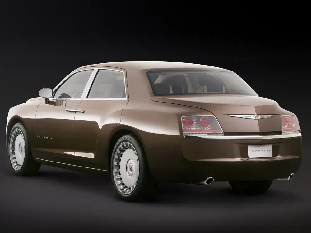 Concept car Chrysler Imperial marron, vue arrière avec design élégant et pneus chromés.