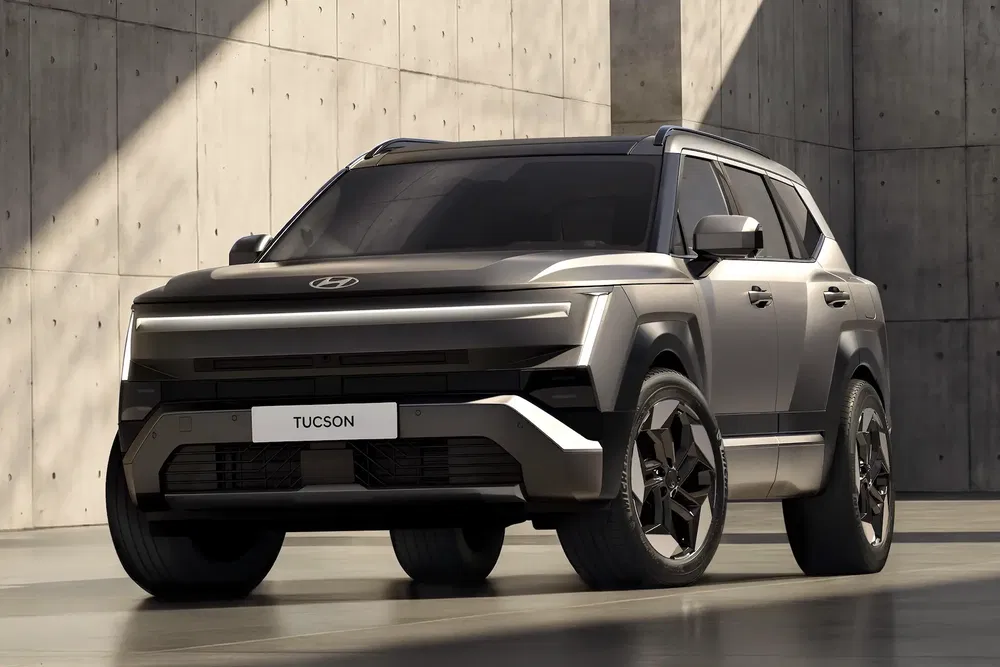 SUV Hyundai Tucson moderne dans un garage en béton, design futuriste et élégance grise.