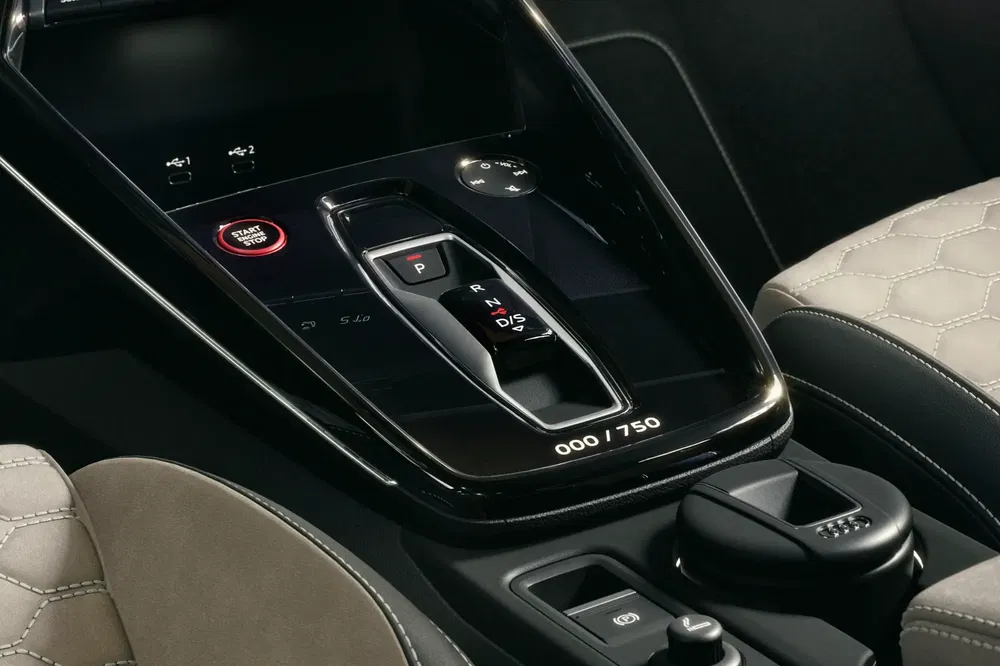 Console centrale Audi exclusive avec levier de vitesses automatique et boutons de commande.