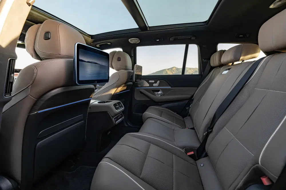 Intérieur du Mercedes-Benz GLS avec sièges en cuir et écran d'infodivertissement.