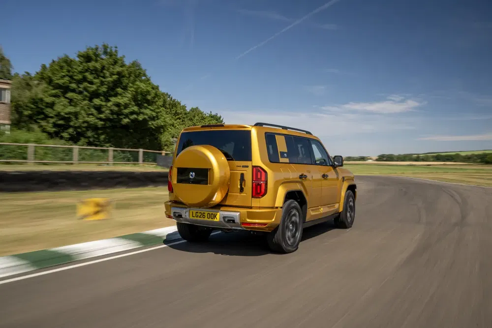 {"fr":"SUV Ineos Grenadier jaune sur circuit, vitesse élevée, environnement verdoyant en arrière-plan.","nl":"Gele Denza BAO 5 SUV op circuit, hoge snelheid, groene achtergrond."}