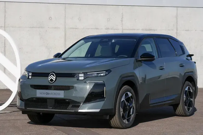 Citroën C5 Aircross 2023 gris avec design moderne et élégant, stationné devant un mur.