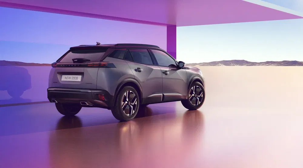 Moderne Peugeot 2008 SUV op een futuristische paarse en woestijnachtige achtergrond.