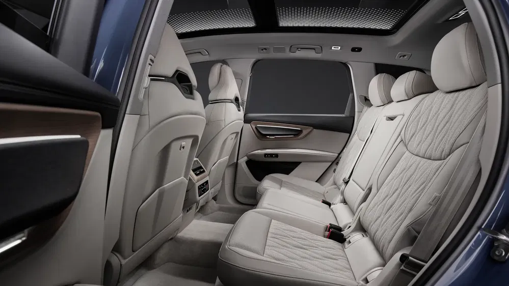 Intérieur luxe d'un SUV moderne BMW avec sièges en cuir beige et toit panoramique.