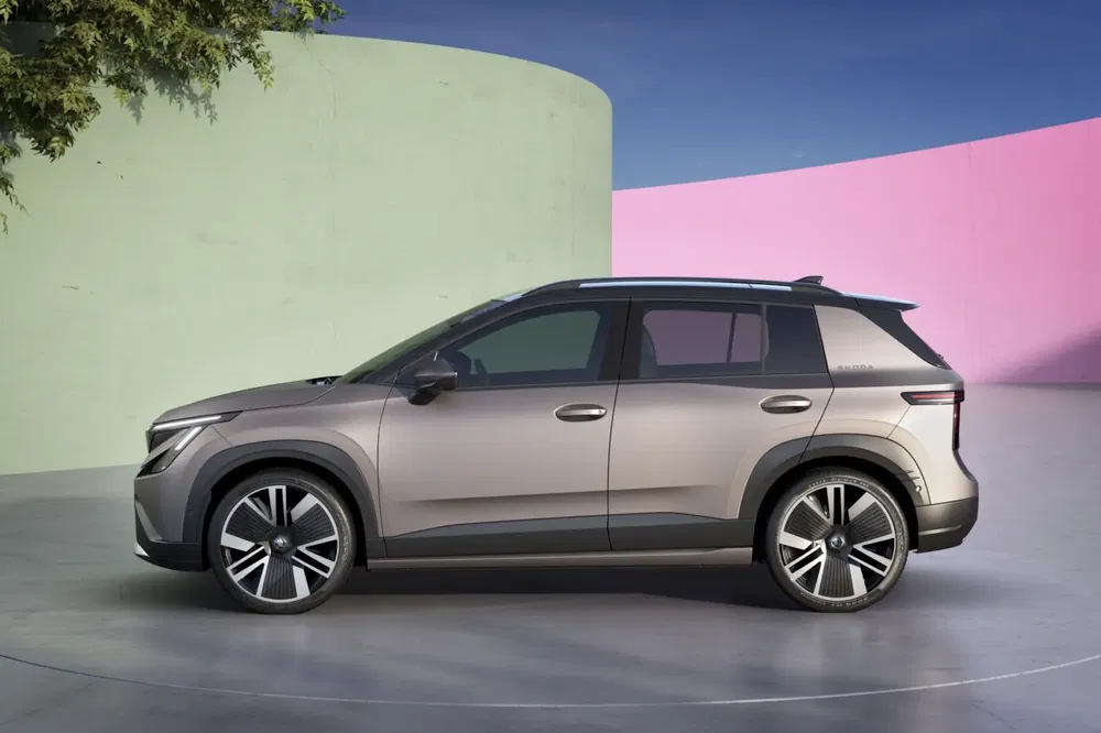 {"fr":"SUV moderne en stationnement avec carrosserie argentée et jantes en alliage distinctives.","nl":"Moderne SUV geparkeerd met zilverkleurige carrosserie en opvallende lichtmetalen velgen."}