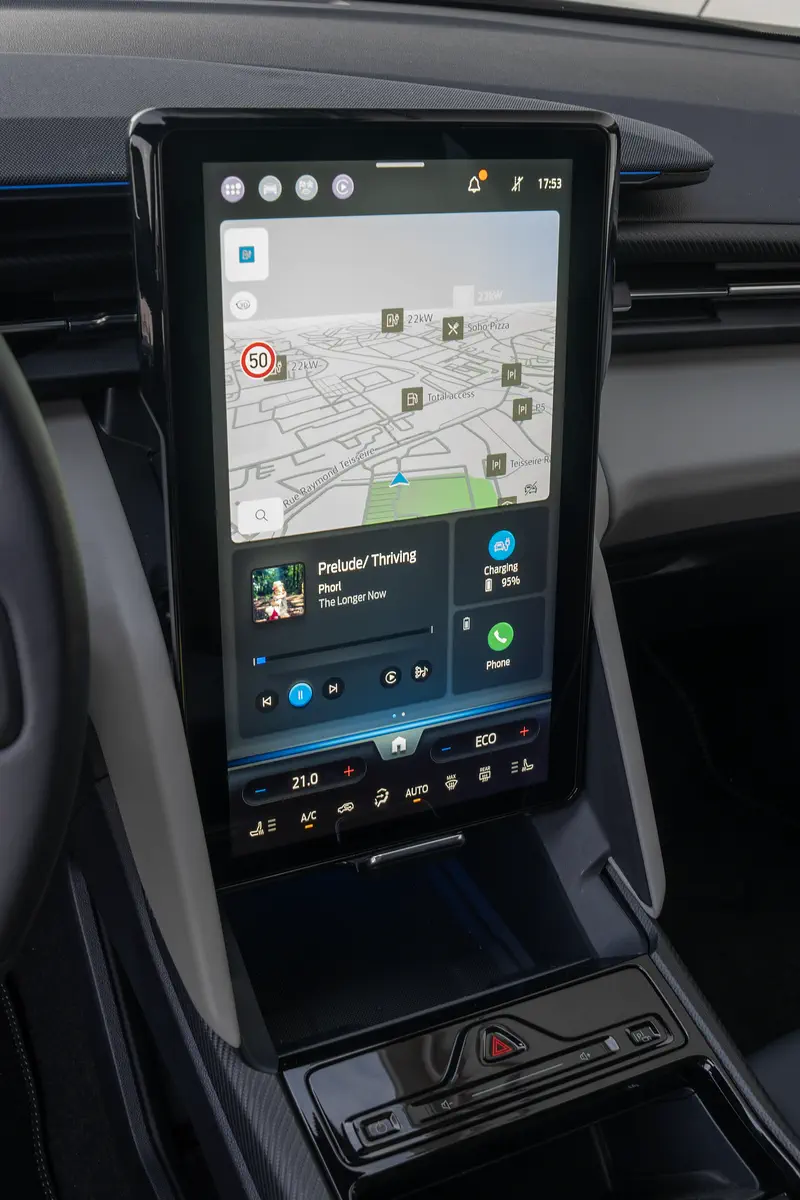 Écran d'infodivertissement de la Renault Mégane E-Tech affichant la navigation et la musique.