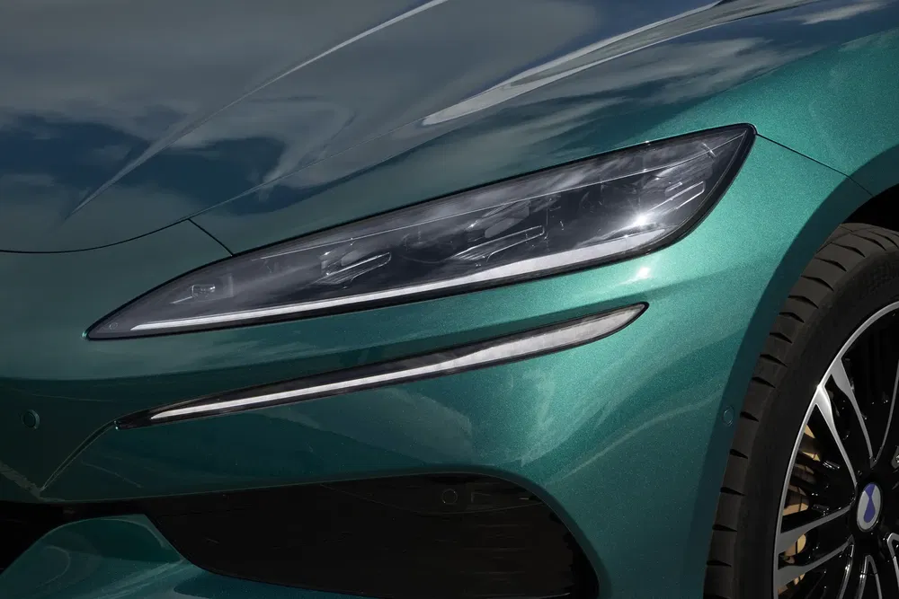 Close-up van koplamp van een groene Ferrari Purosangue, moderne en elegante uitstraling.