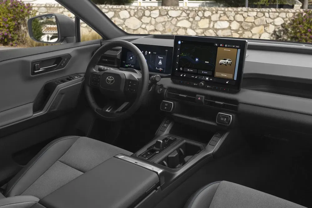 Modern interieur van een Toyota Tacoma met digitaal dashboard en multifunctioneel stuurwiel.