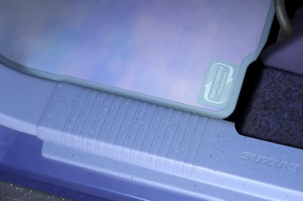 Interieur van Suzuki-auto met monomateriaal drempel en paarse accenten.