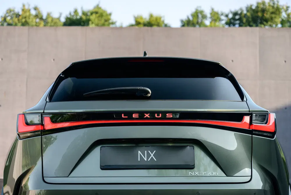 Vue arrière du Lexus NX 350h avec design moderne et logo distinctif.