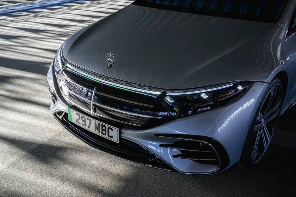 Mercedes EQS électrique, vue frontale avec phares élégants et plaque d'immatriculation 297 MBC.