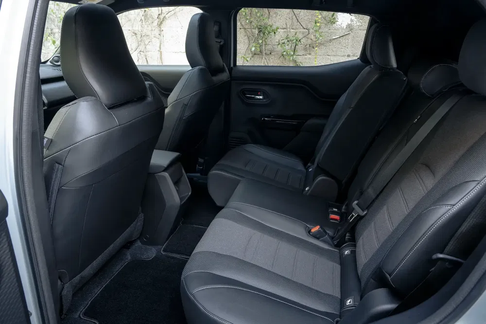 Intérieur spacieux de SUV moderne avec sièges arrière en cuir noir élégant.