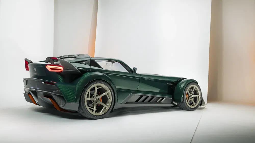 Concept-car sportier de Dodge en studio, design agressif et aérodynamique, couleur vert sombre.