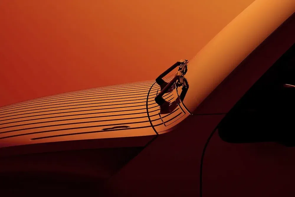 {"fr":"Gros plan élégant sur l'emblème d'une Rolls-Royce sur un capot orange.","nl":"Stijlvolle close-up van een Rolls-Royce-embleem op een oranje motorkap."}