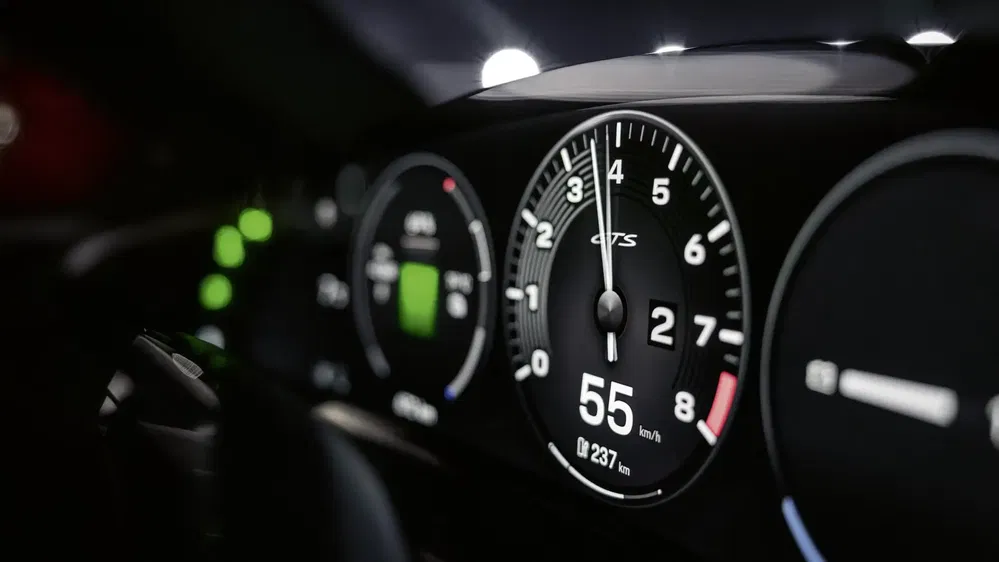 Tableau de bord Porsche GTS, affichage du compteur de vitesse numérique à 55 km/h.