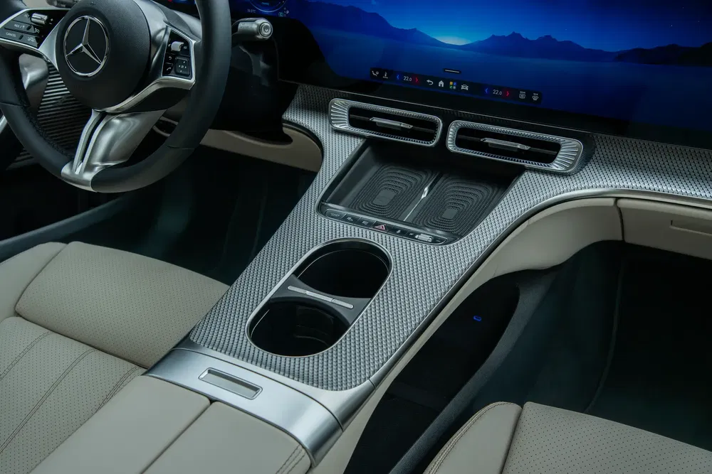 Intérieur moderne Mercedes avec tableau de bord numérique et finitions haut de gamme élégantes.