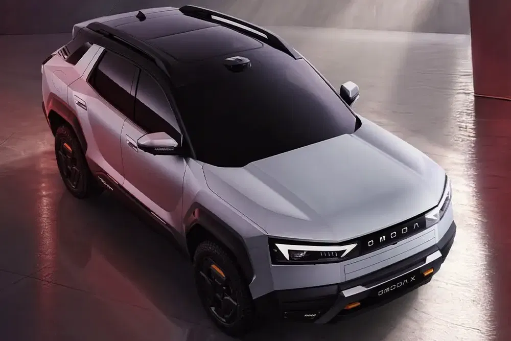 SUV Omoda X avec design audacieux et éclairage LED moderne dans un showroom minimaliste.