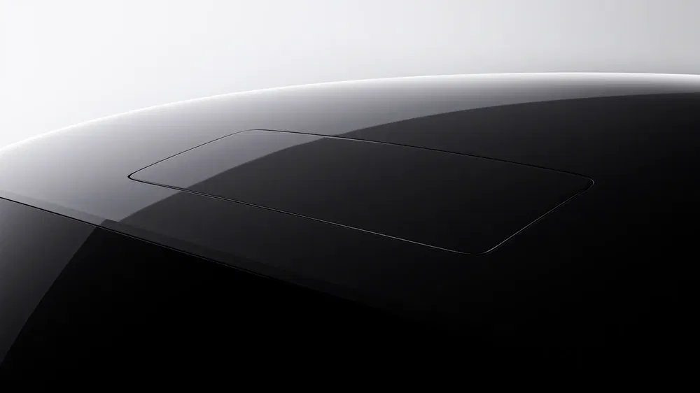 Zwarte Tesla-dak met geïntegreerd zonnepaneel detail.