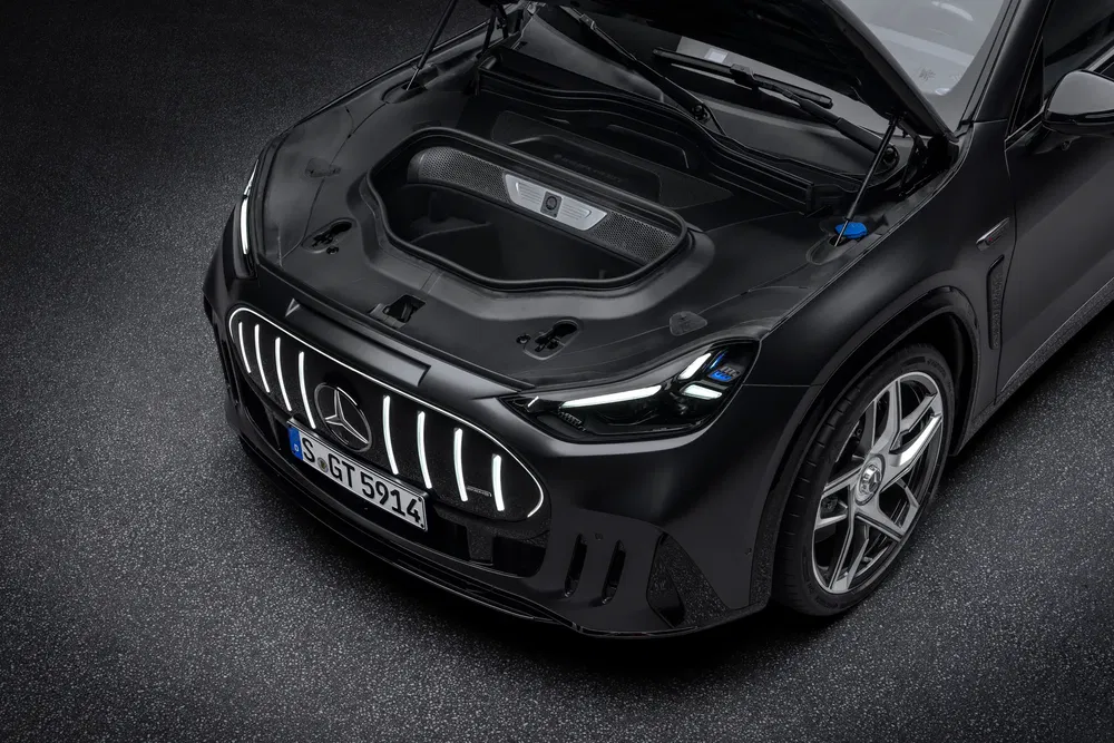 Vue de dessus d'une Mercedes-AMG EQE SUV avec capot ouvert, révélant le rangement avant.