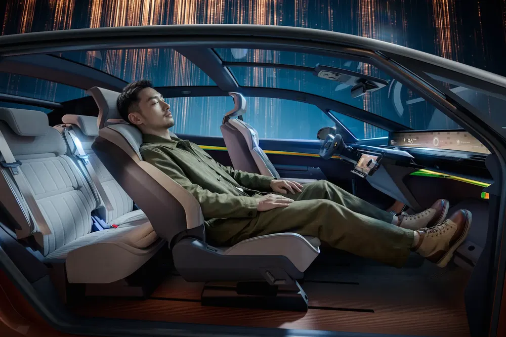 Man ontspannen in modern interieur van een zelfrijdende auto met verstelbare stoelen.