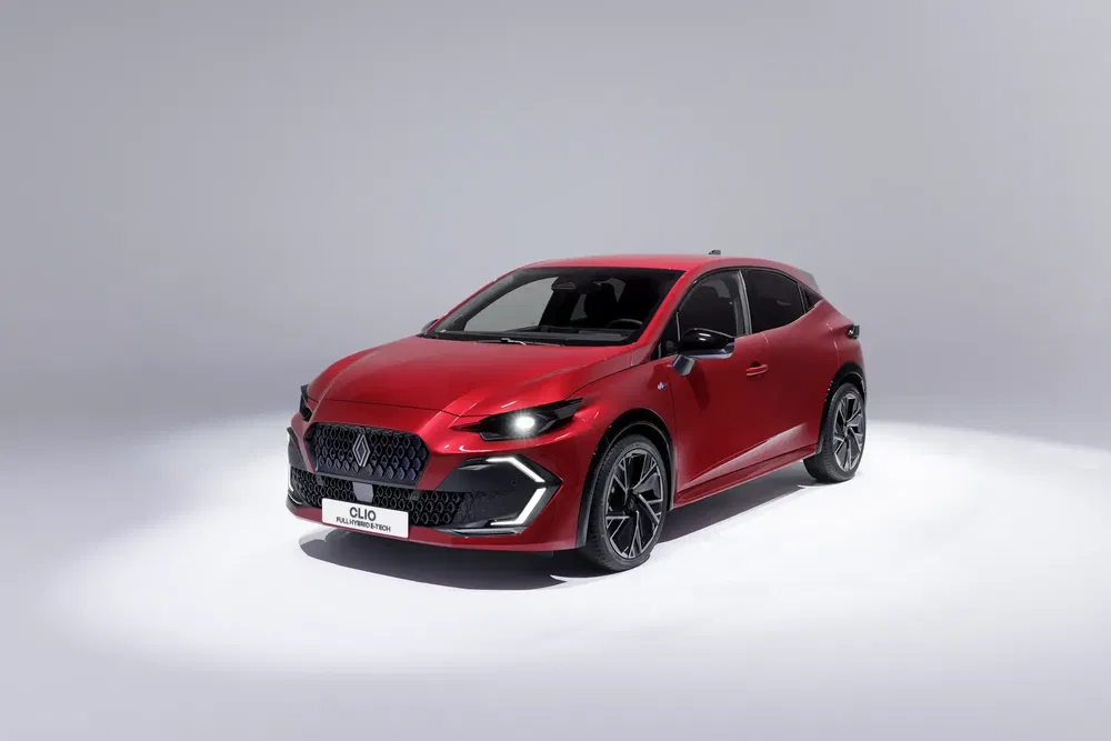 Renault Clio 2024 rouge, design sportif et moderne en studio lumineux.
