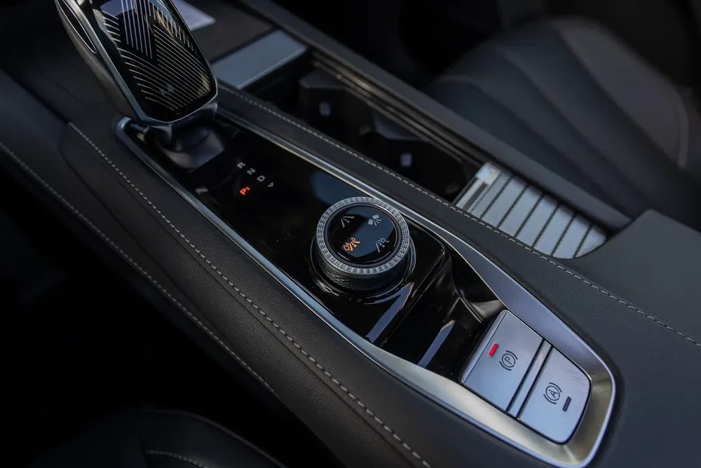 Centrale console van de Genesis GV60 met futuristische versnellingspook en touchbediening.