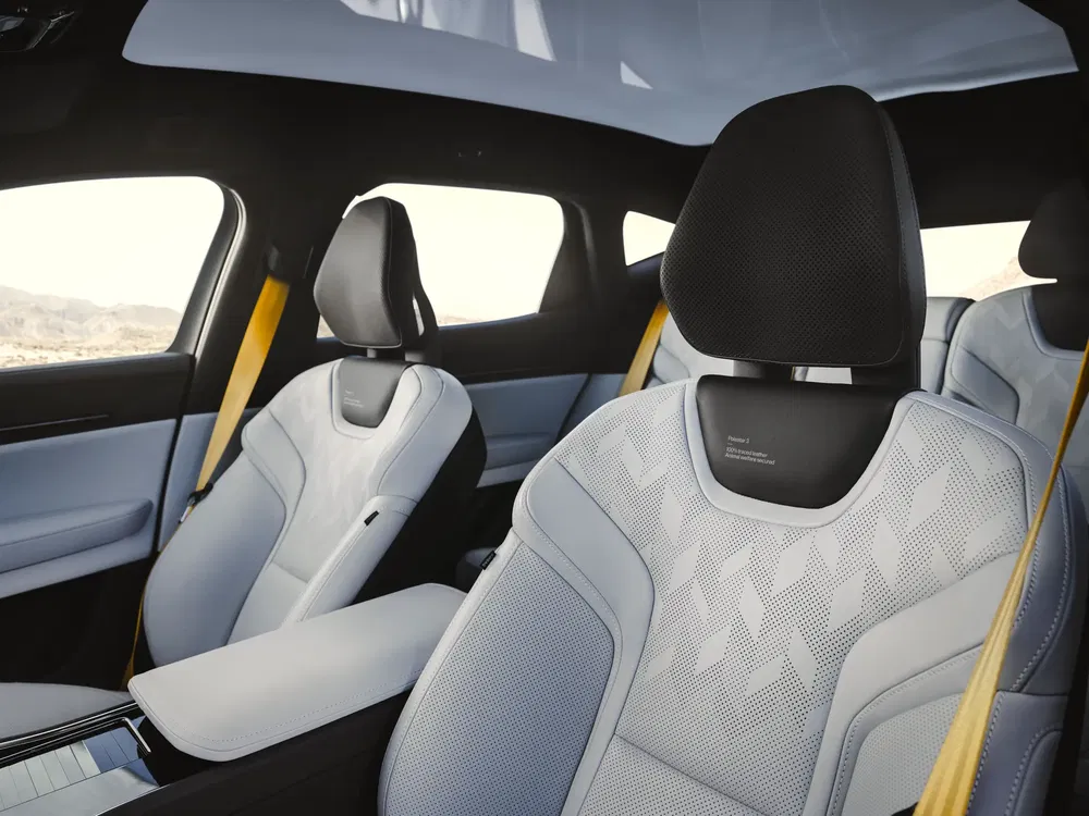 Luxe interieur van een moderne auto met lederen stoelen en panoramisch glazen dak.