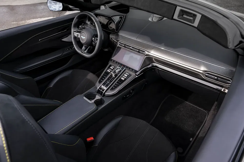 Intérieur sophistiqué de Porsche Mission X avec tableau de bord numérique et sièges en cuir noir.