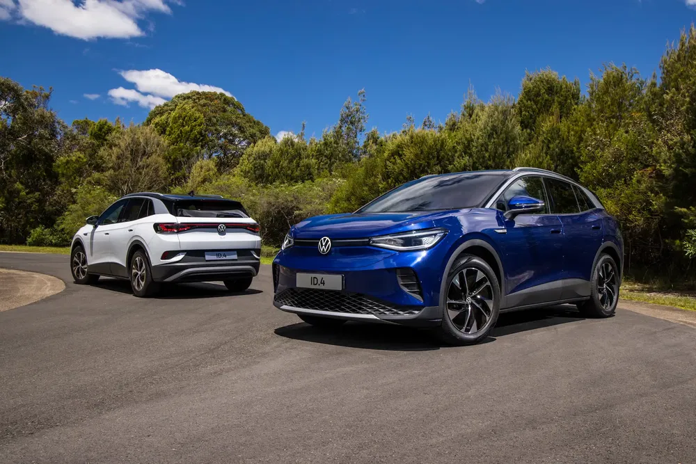 {"fr":"Deux Volkswagen ID.4 électriques garées dans un environnement naturel, une bleue et une blanche.","nl":"Twee Volkswagen ID.4 elektrische auto's geparkeerd in een natuurlijke omgeving, blauw en wit."}