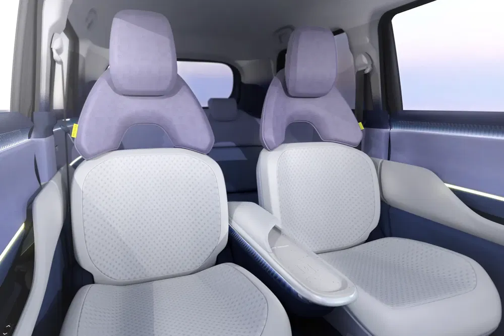 Moderne auto-interieur met draaibare stoelen en innovatieve hoofdsteunen in futuristisch ontwerp.