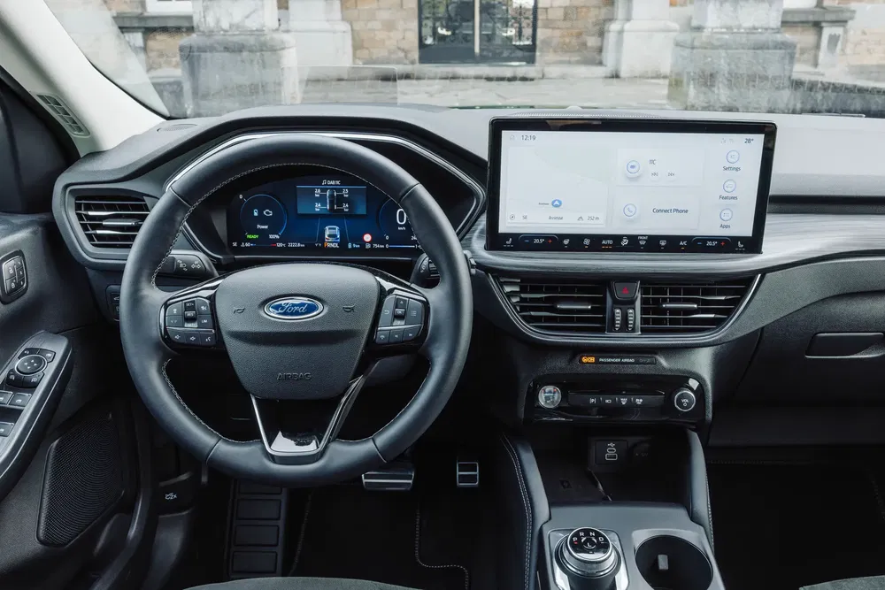Intérieur Ford avec tableau de bord numérique et écran tactile moderne.