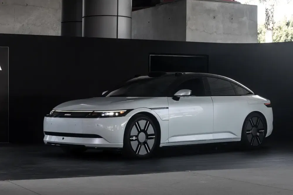 Modern witte elektrische luxeauto met strakke hoeken en aerodynamische wielen.