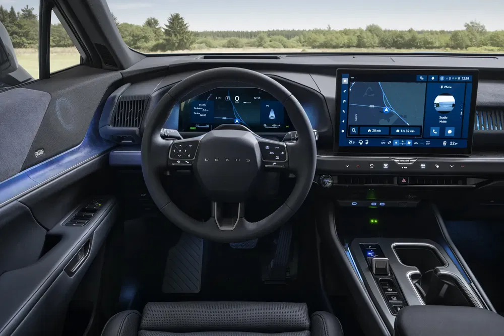 Intérieur moderne d'un Lexus avec tableau de bord numérique et écran de navigation central.