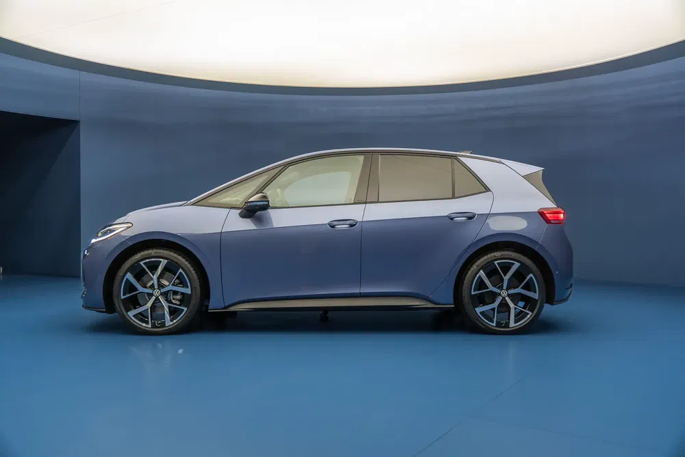 Volkswagen ID.3 électrique, voiture compacte bleue en exposition dans un studio moderne.