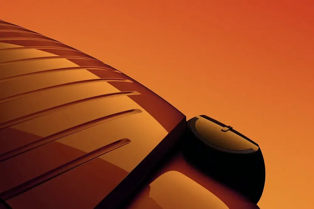 {"fr":"Vue rapprochée du toit et du réservoir d’une Mini Cooper moderne sous un ciel orangé.","nl":"Dichtbijzicht op het dak en de brandstoftank van een moderne Mini Cooper onder oranje hemel."}