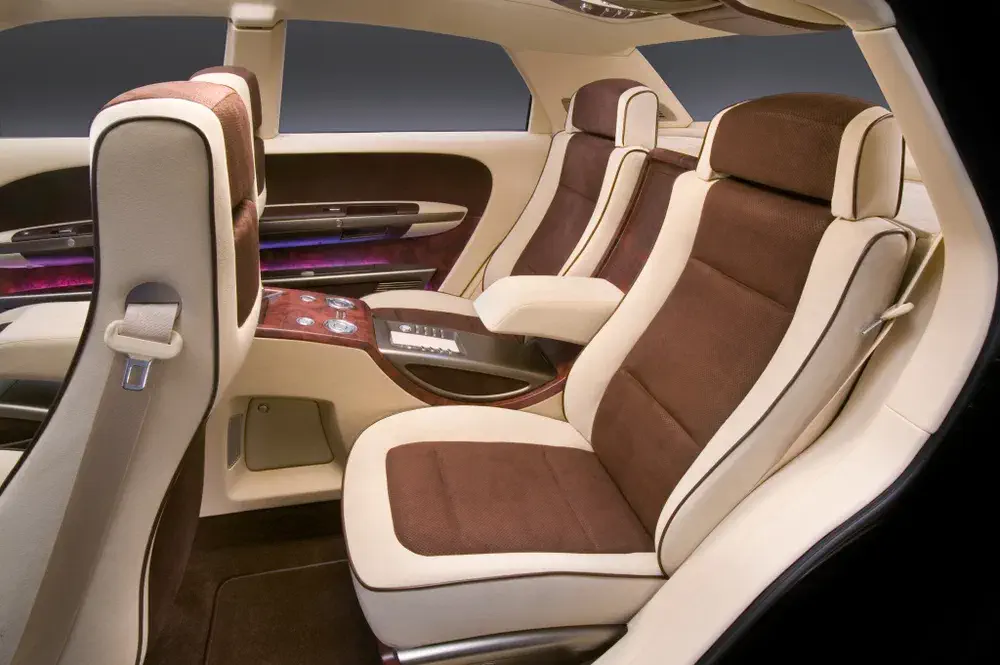 Intérieur luxueux du concept car Bugatti Galibier, sièges en cuir beige et brun.