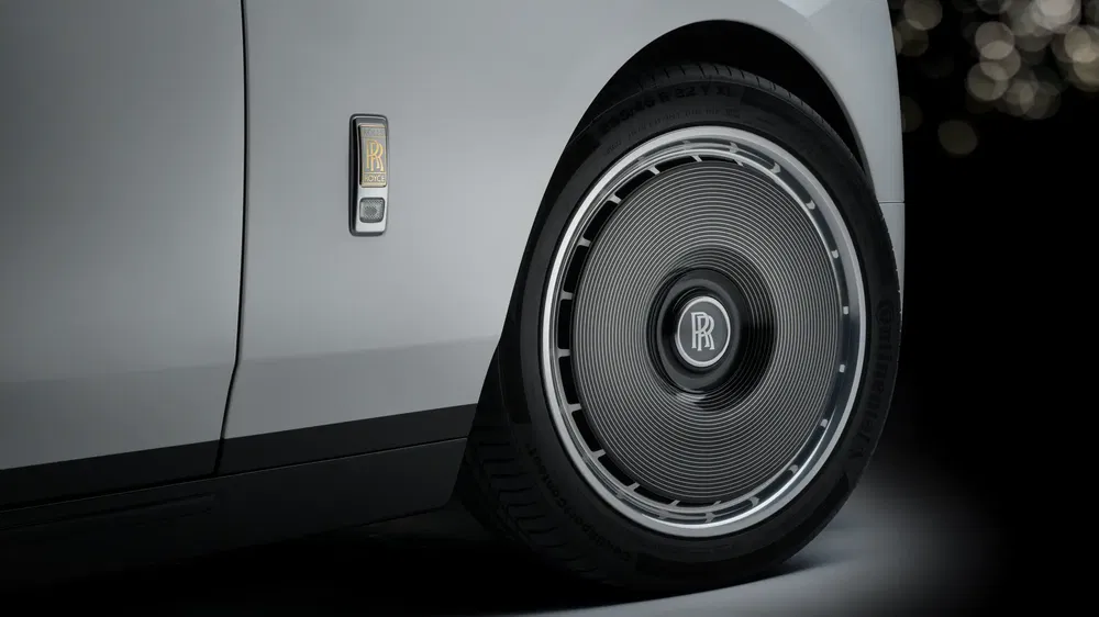 Jante de voiture Rolls-Royce électrique avec emblème distinctif et finitions élégantes.