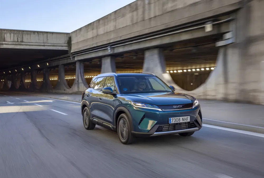 SUV BYD moderne roulant dans un tunnel, design dynamique et élégant.