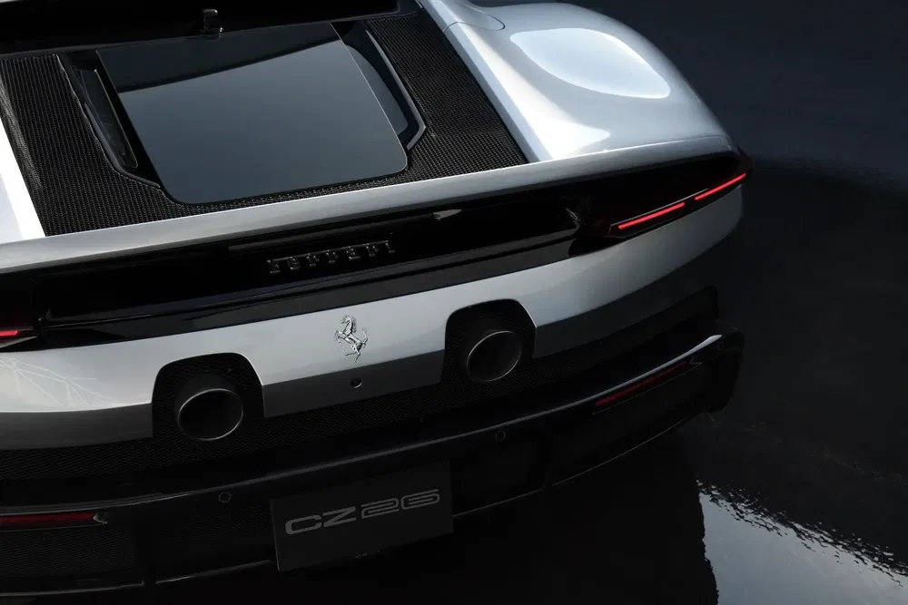 Achteraanzicht van een moderne Ferrari met dubbele uitlaten en elegante afwerking.