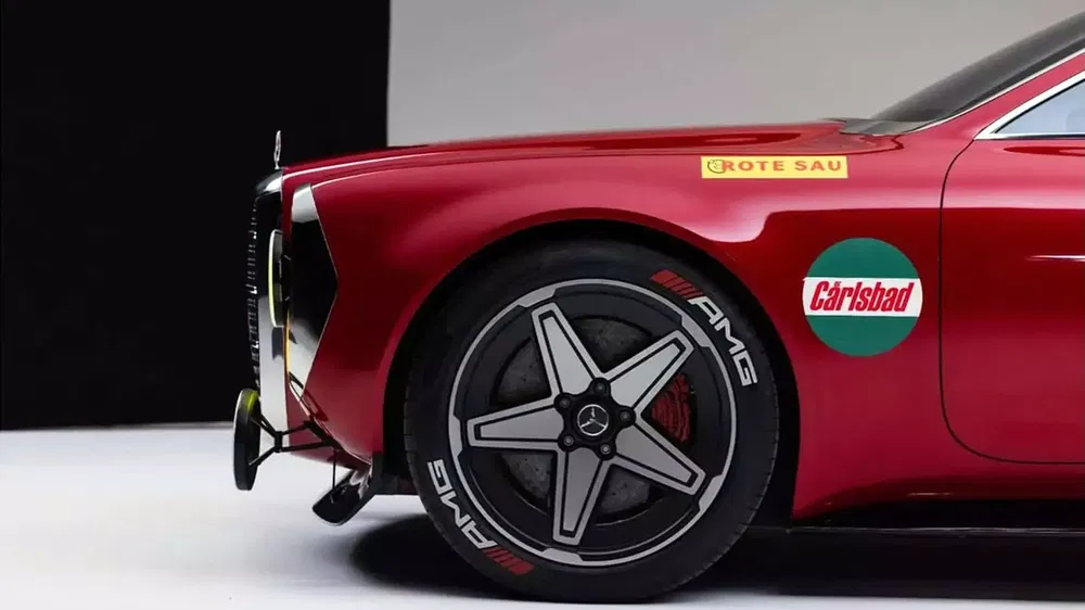 Voiture Mercedes-AMG rouge avec jantes stylisées et autocollants Carlsbad visibles sur le côté.