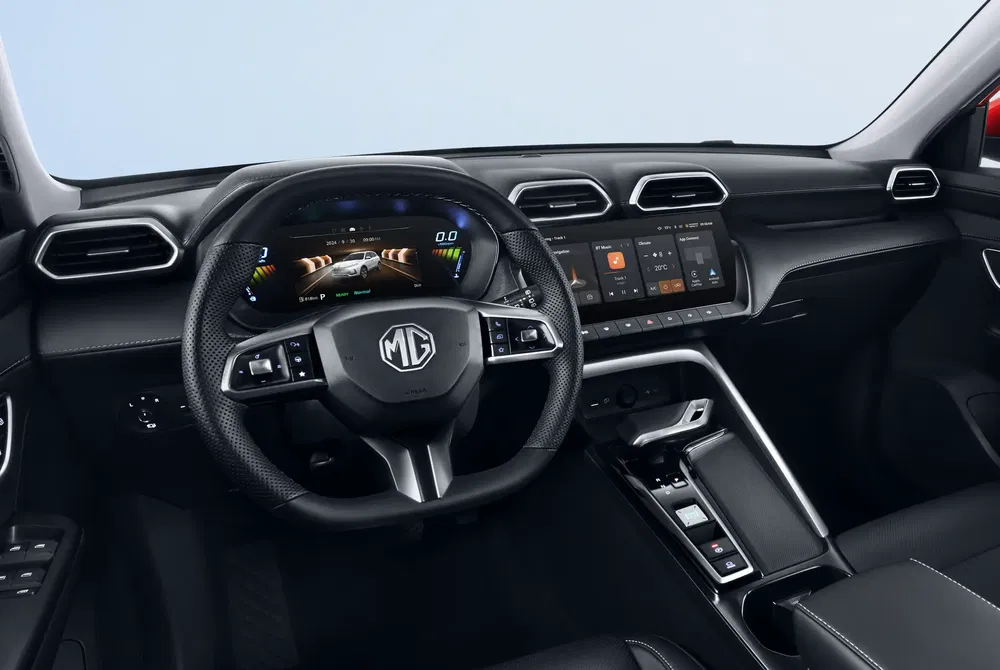 Moderne MG-auto-interieur met digitaal dashboard en groot centraal touchscreen.