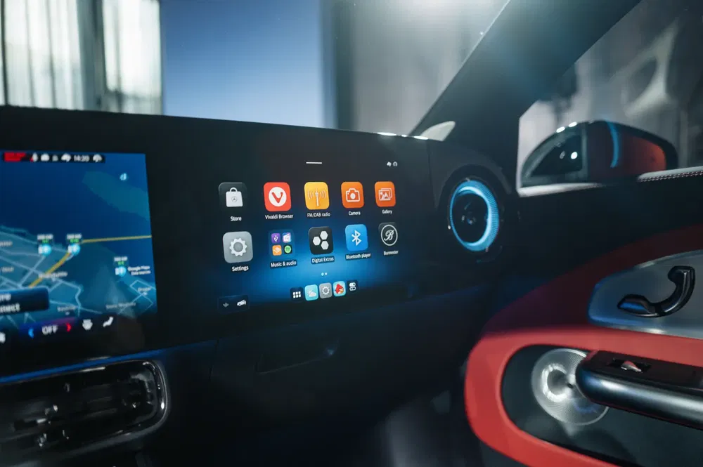 Moderne auto-interieur, touchscreen digitale navigatie, futuristisch ontwerp met geïntegreerde bedieningselementen.