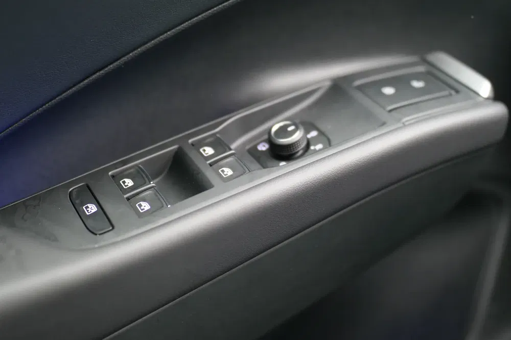 Ramen- en spiegelbediening van Audi-deur, stijlvol en modern interieur.